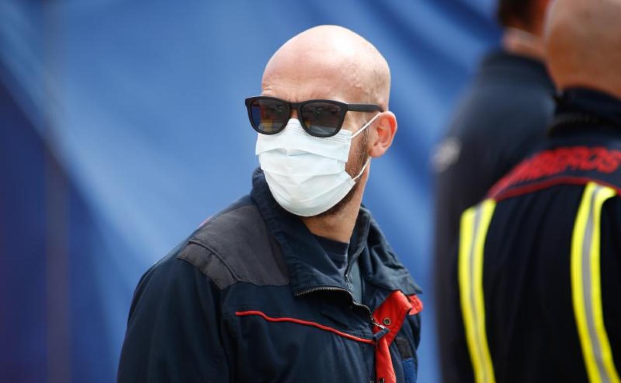 Un bombero protegido con mascarilla. 