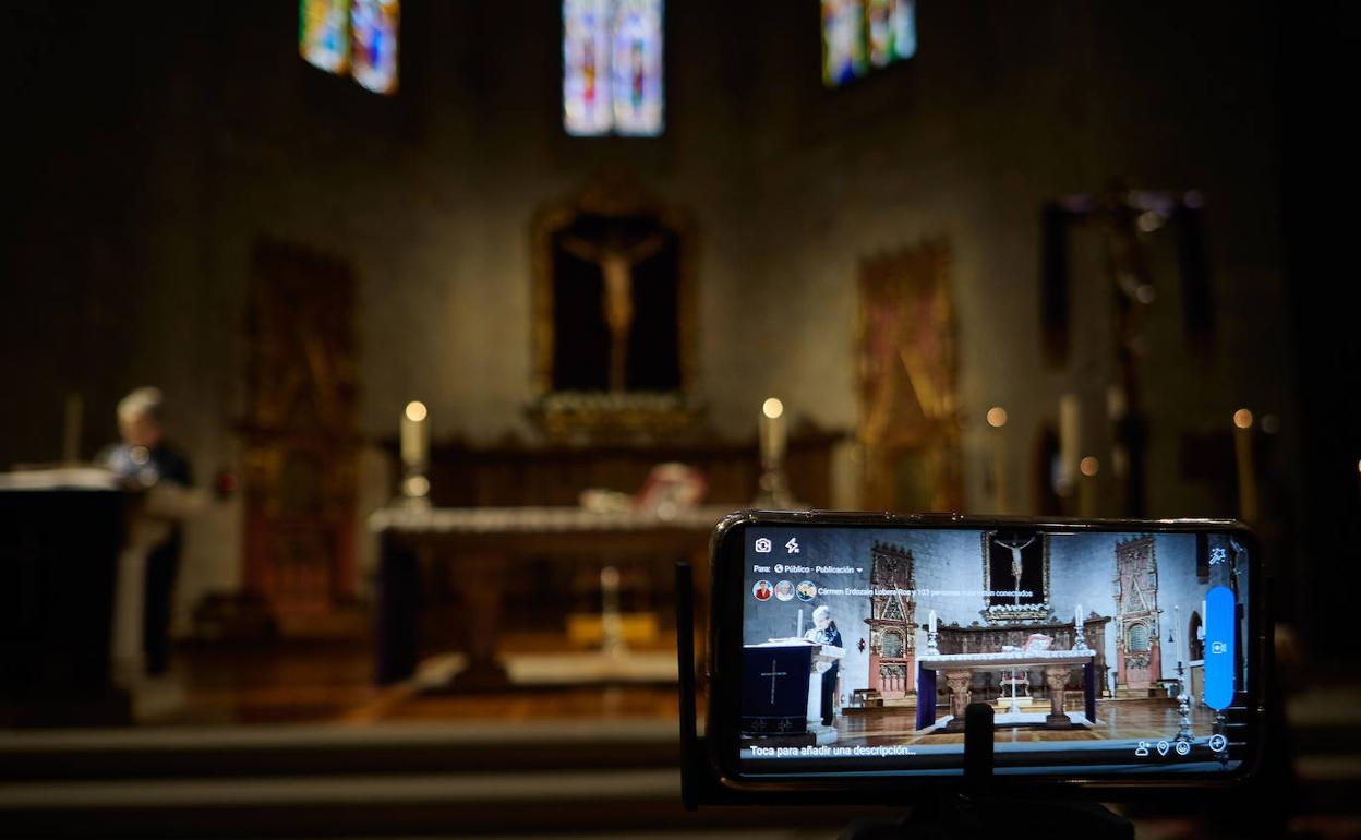 Misa retransmitida por internet desde la parroquia de San Nicolás de Pamplona. 