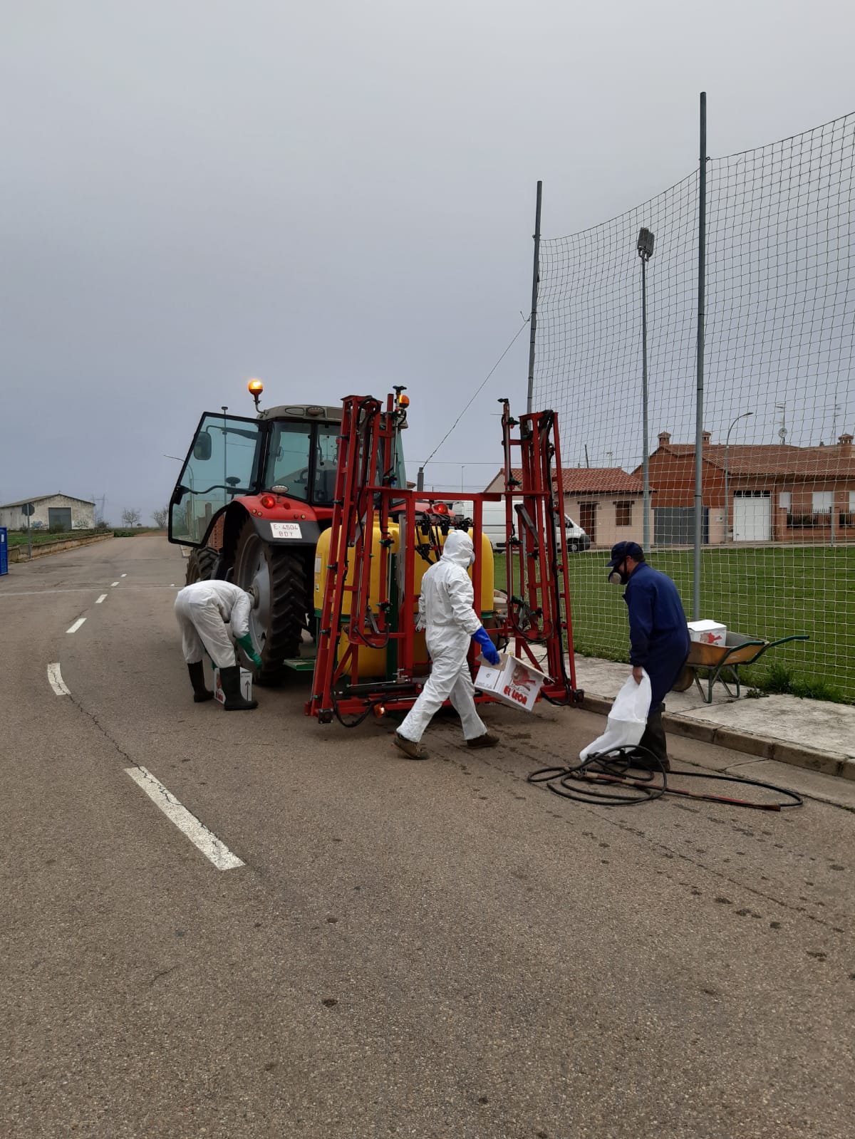 Fotos: Desinfección de las calles de Santa María del Páramo