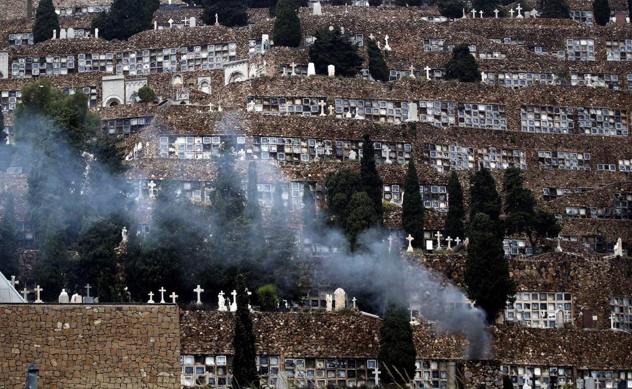 Humo en el crematorio de Montjuic (Barcelona).