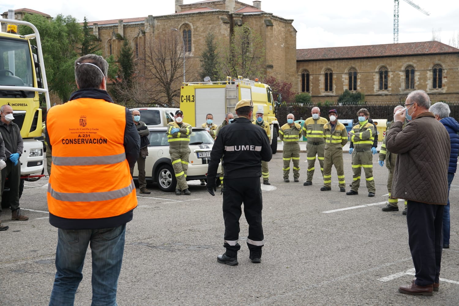 Personal de los servicios territoriales de Fomento y Medio Ambiente de la Delegación Territorial de la Junta en León reciben formación por parte de la UME para llevar a cabo tareas de limpieza de espacios abiertos donde haya carga viral significativa cuando lo requiera el Centro de Coordinación Operativa Integrado (Cecopi)