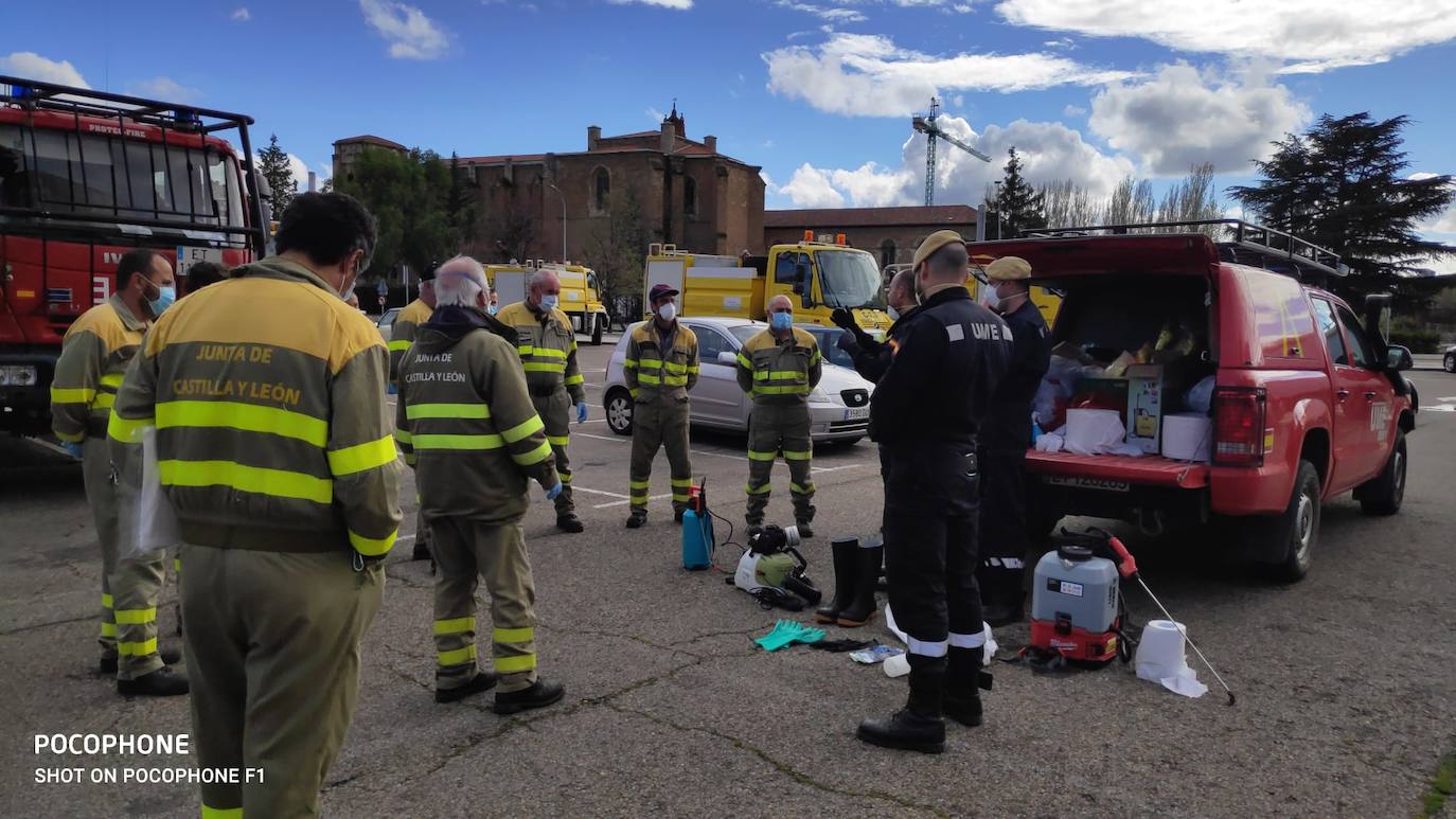 Personal de los servicios territoriales de Fomento y Medio Ambiente de la Delegación Territorial de la Junta en León reciben formación por parte de la UME para llevar a cabo tareas de limpieza de espacios abiertos donde haya carga viral significativa cuando lo requiera el Centro de Coordinación Operativa Integrado (Cecopi)