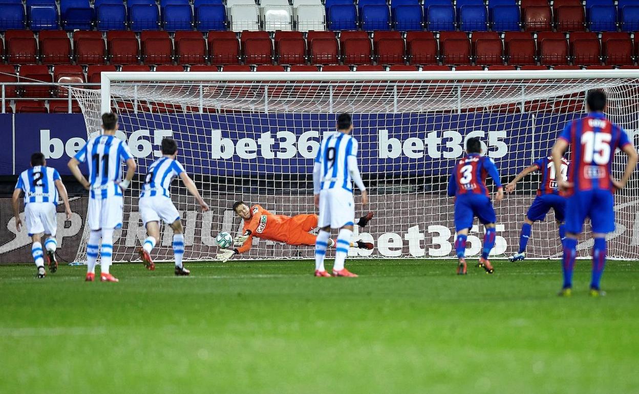 Remiro detiene un penalti a Orellana durante el Eibar-Real Sociedad del 10 de marzo. 