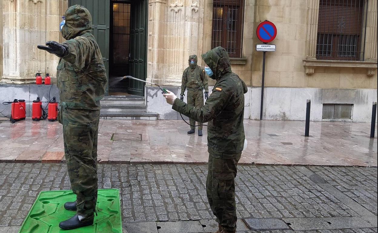 Desinfección a la puerta de la Audiencia Provincial de León.