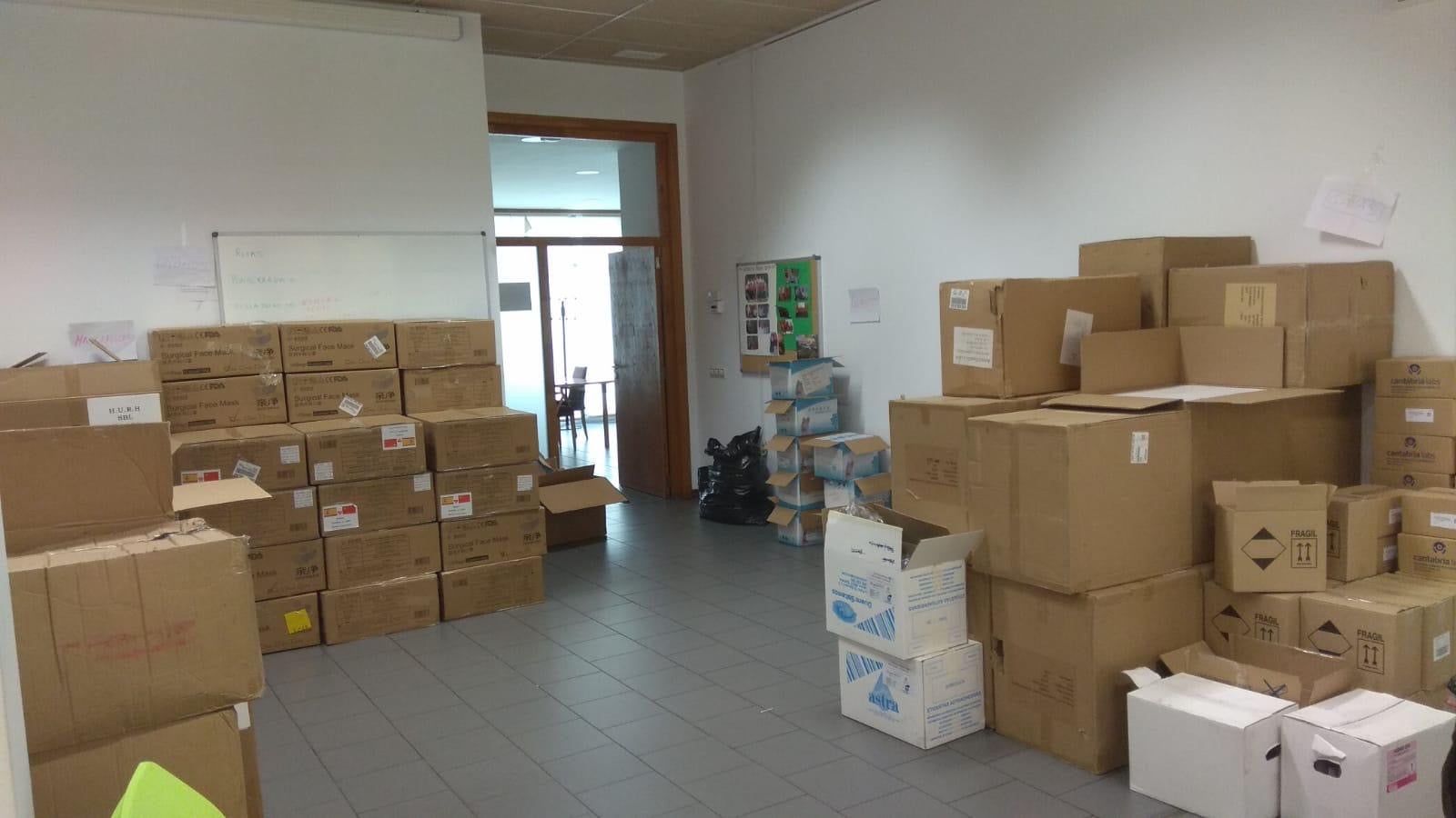 Fotos: Entrega de productos por parte de la Junta