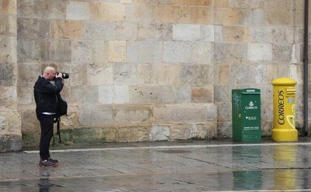 Imagen principal - El fotógrafo en diferentes puntos de la ciudad.