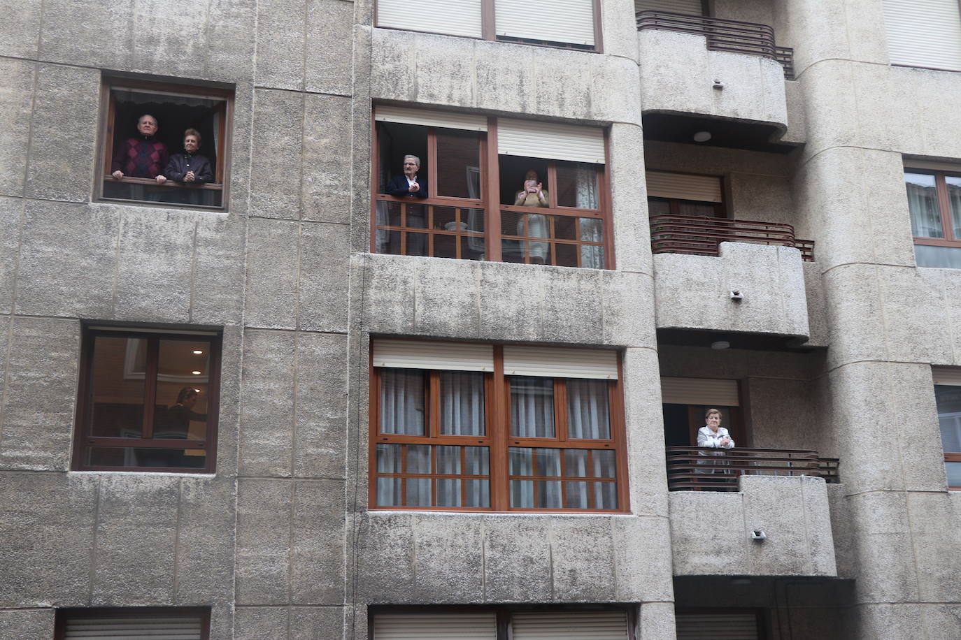 León no falla a su cita con el aplauso sanitario ni leonoticias con sus vecinos.