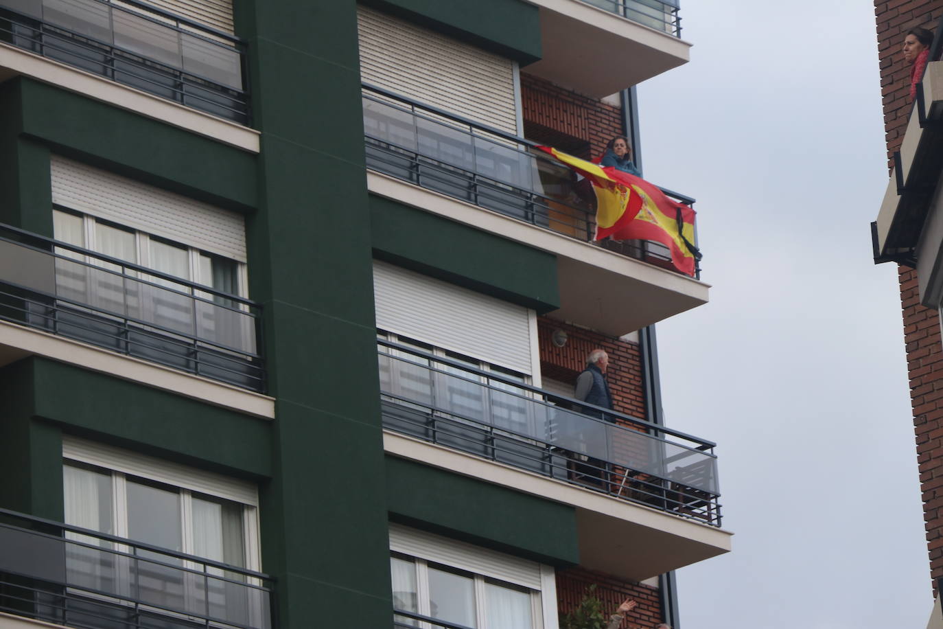 León no falla a su cita con el aplauso sanitario ni leonoticias con sus vecinos.