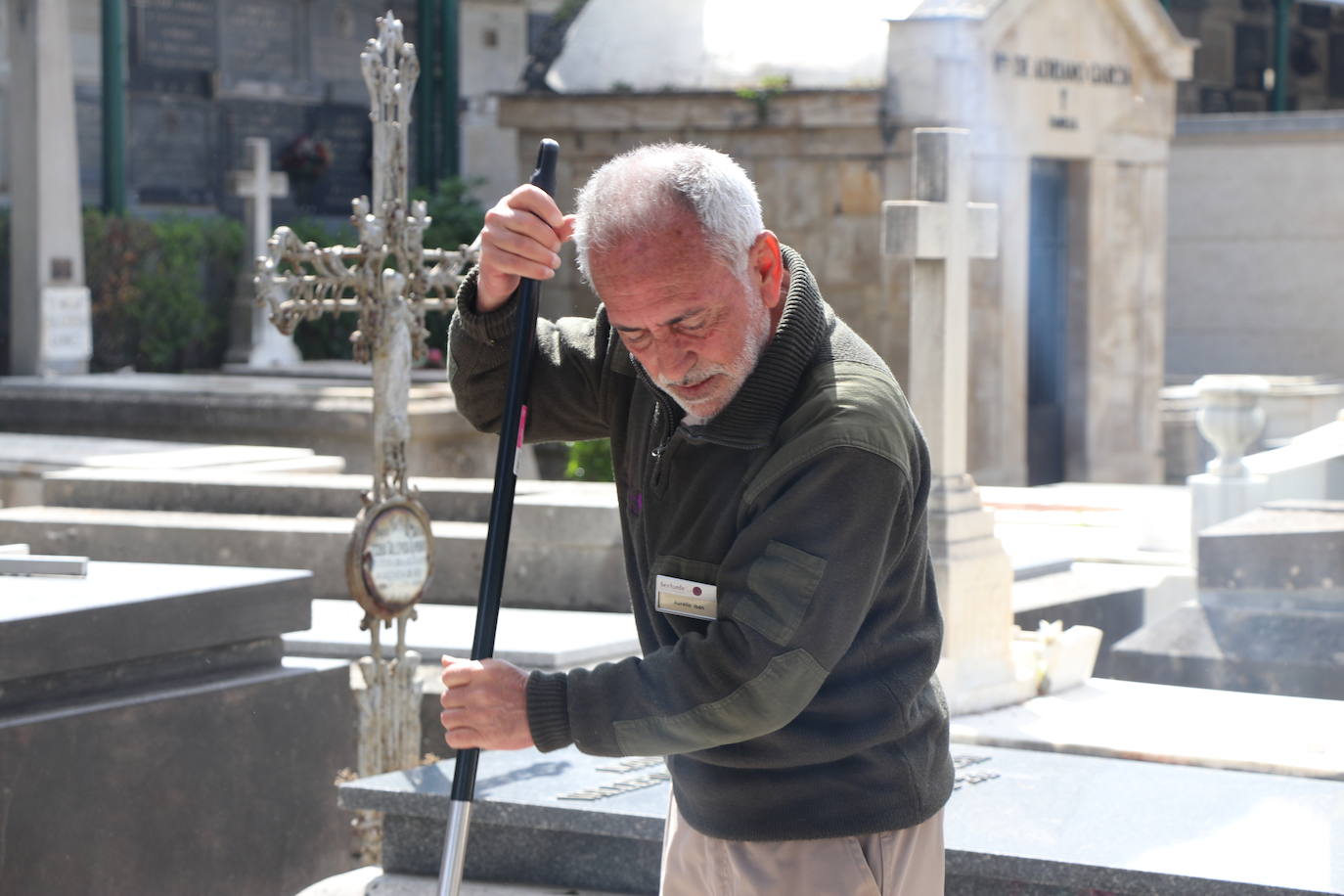 #Heroesdehoy | Aurelio, enterrador: «Ahora la gente graba con el móvil los funerales para mostrarlo a los que no han podido venir»