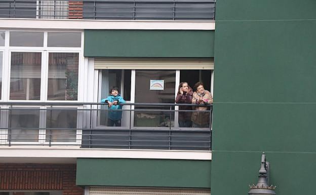 Galería. Vecinos de León en el aplauso sanitario.