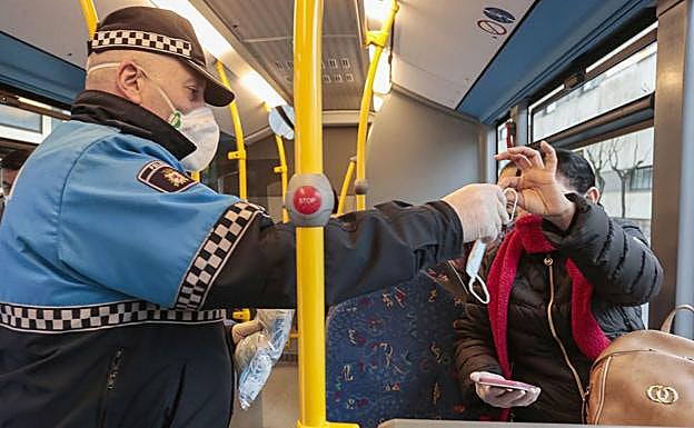 Galería. Reparto de mascarillas en el centro de León este lunes.