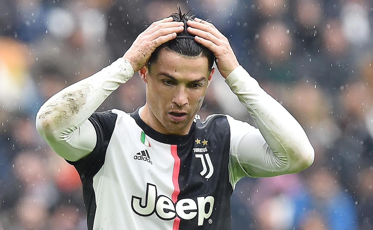 Cristiano Ronaldo lamenta una ocasión errada con la Juventus antes del parón por la pandemia. 