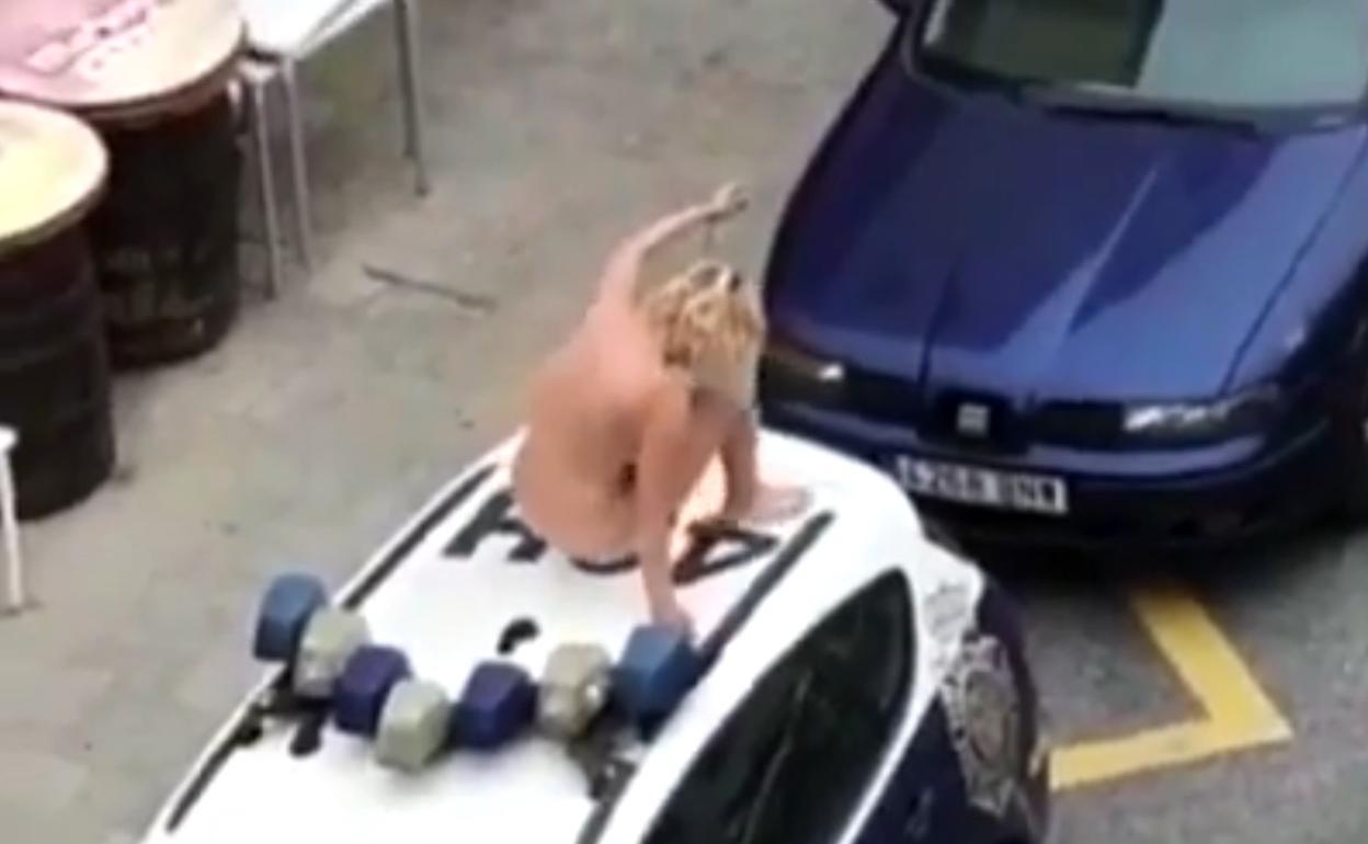 La mujer, tras desnudarse se sube al coche del Policia.