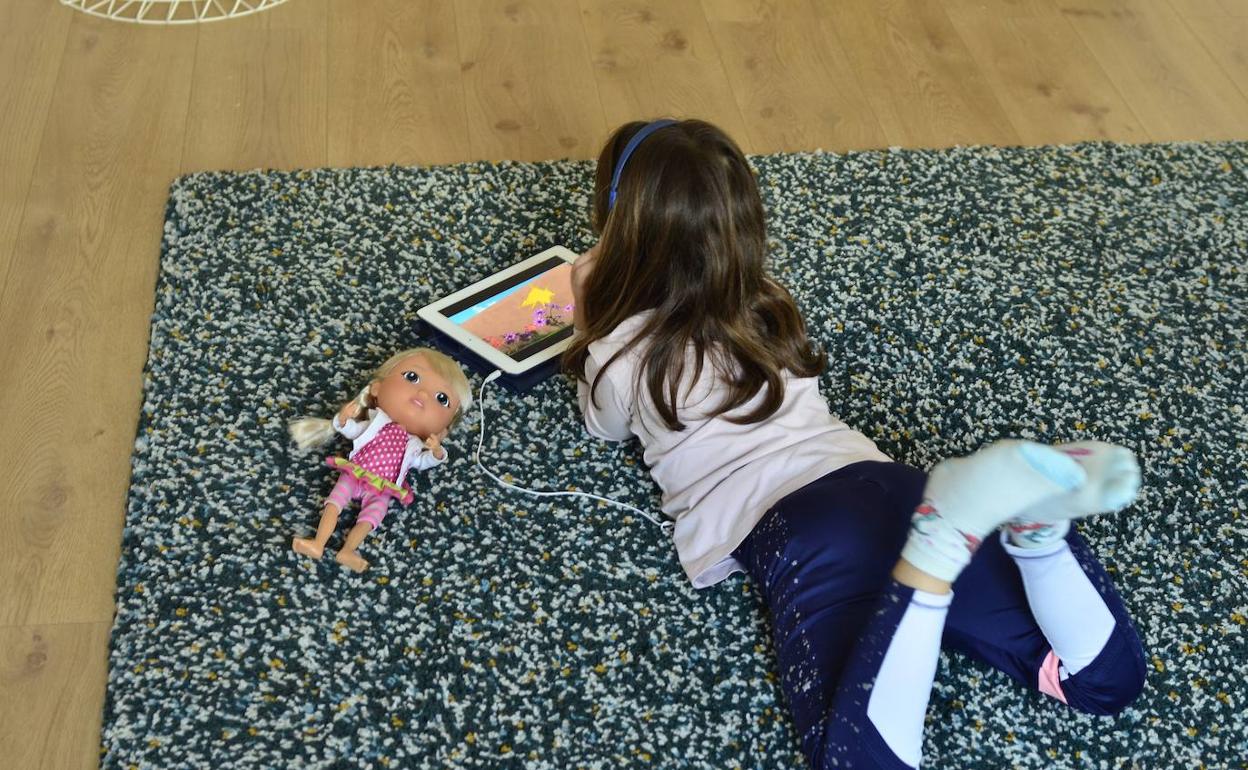 Una niña juega en casa durante el confinamiento.