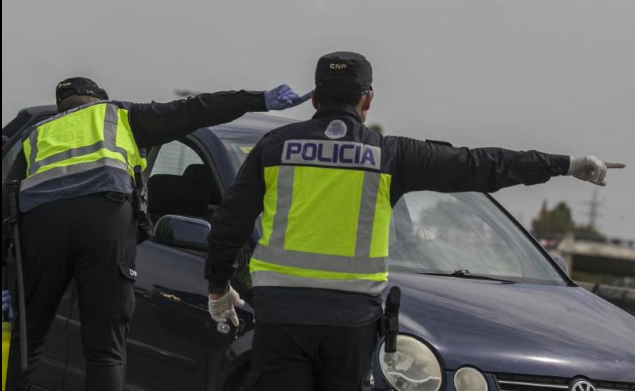 Dos agentes de la Policía Nacional durante un control. 