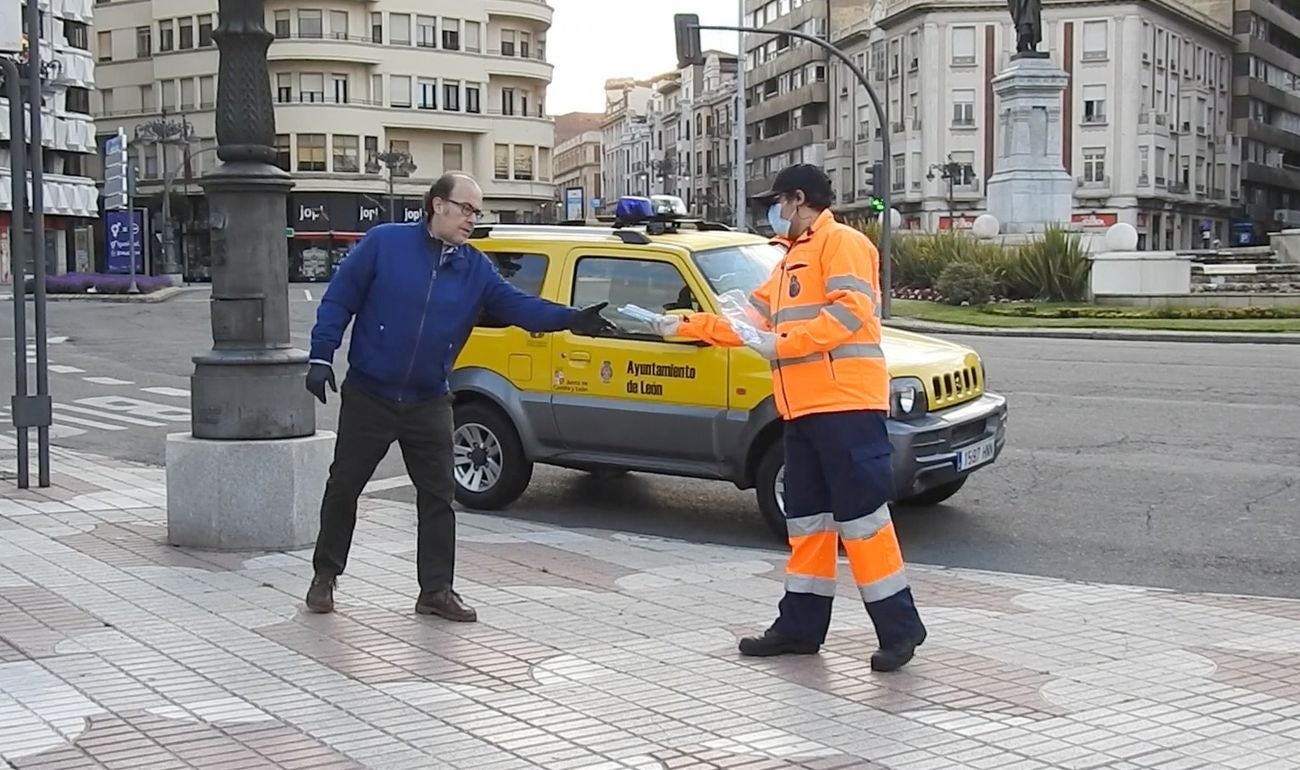 Efectivos de Protección Civil, con la colaboración de Policía Nacional y Local, han procedido al reparto de casi 100.000 mascarillas en la provincia. Están destinadas a aquellas personas que hayan tenido que desplazarse para trabajar y sea más complejo mantener la distancia de seguridad.