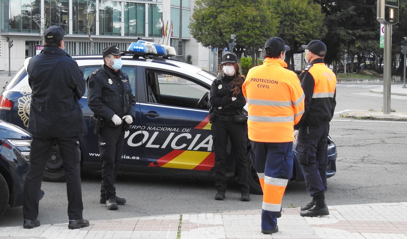Efectivos de Protección Civil, con la colaboración de Policía Nacional y Local, han procedido al reparto de casi 100.000 mascarillas en la provincia. Están destinadas a aquellas personas que hayan tenido que desplazarse para trabajar y sea más complejo mantener la distancia de seguridad.