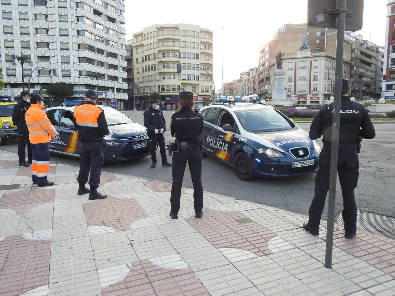 Efectivos de Protección Civil, con la colaboración de Policía Nacional y Local, han procedido al reparto de casi 100.000 mascarillas en la provincia. Están destinadas a aquellas personas que hayan tenido que desplazarse para trabajar y sea más complejo mantener la distancia de seguridad.