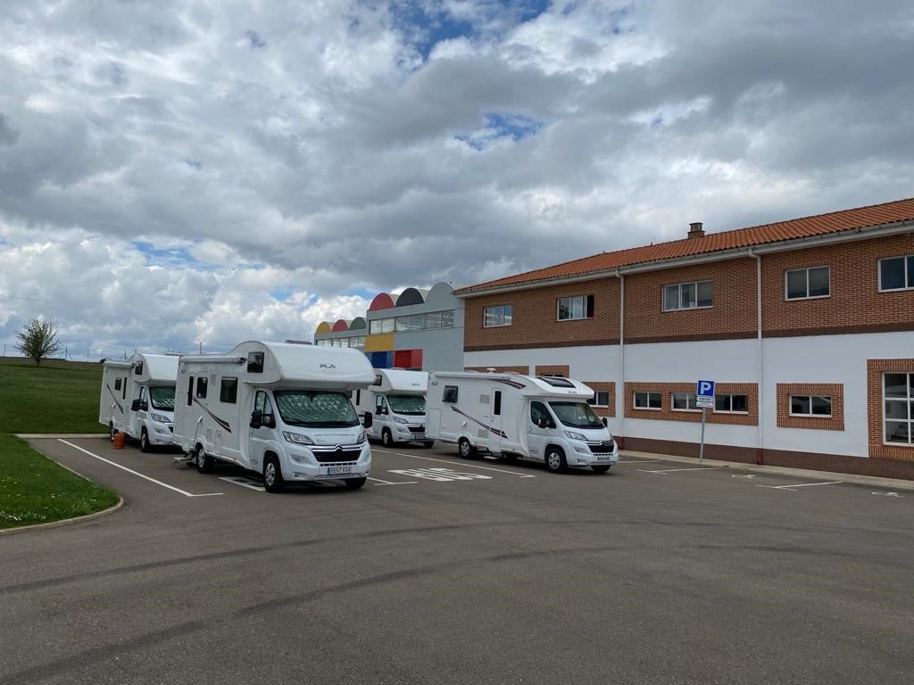 En turnos de siete días, cuatro trabajadores permanecen día y noche en la potabilizadora del Portillín para que nada falle en el consumo de agua de los hogares leoneses | Duermen en autocaravanas y, tras recibir el relevo de otros cuatro empleados, descansan en sus casas 15 días bajo medidas añadidas de seguridad