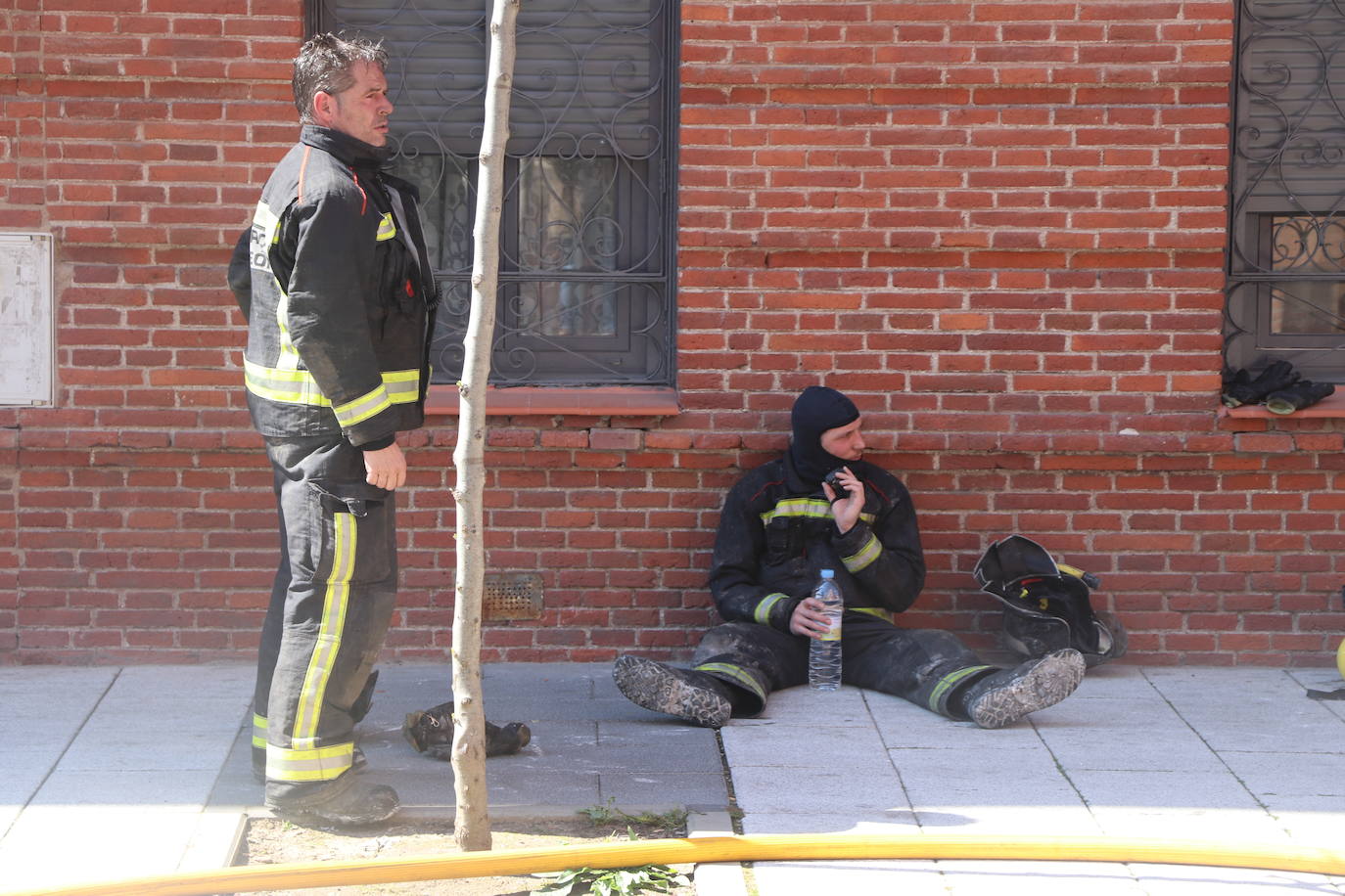 Efectivos del parque de bomberos de León intervienen en las labores de extinción de un incendio declarado en una vivienda situada en el tercer piso de un inmueble de cuatro alturas situado en el número 25 de la calle Astorga de la capital.