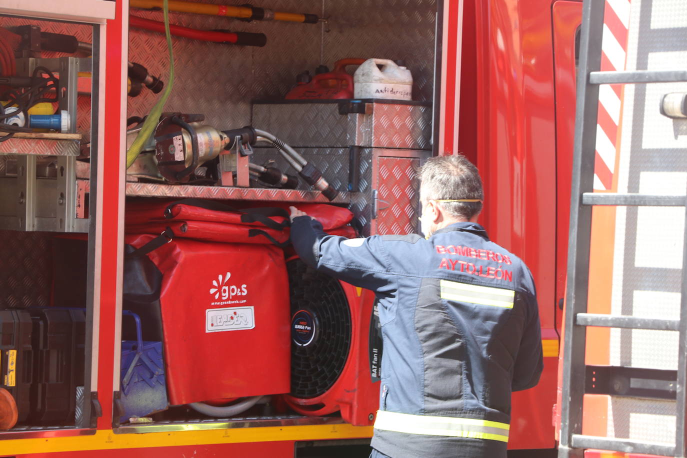 Efectivos del parque de bomberos de León intervienen en las labores de extinción de un incendio declarado en una vivienda situada en el tercer piso de un inmueble de cuatro alturas situado en el número 25 de la calle Astorga de la capital.