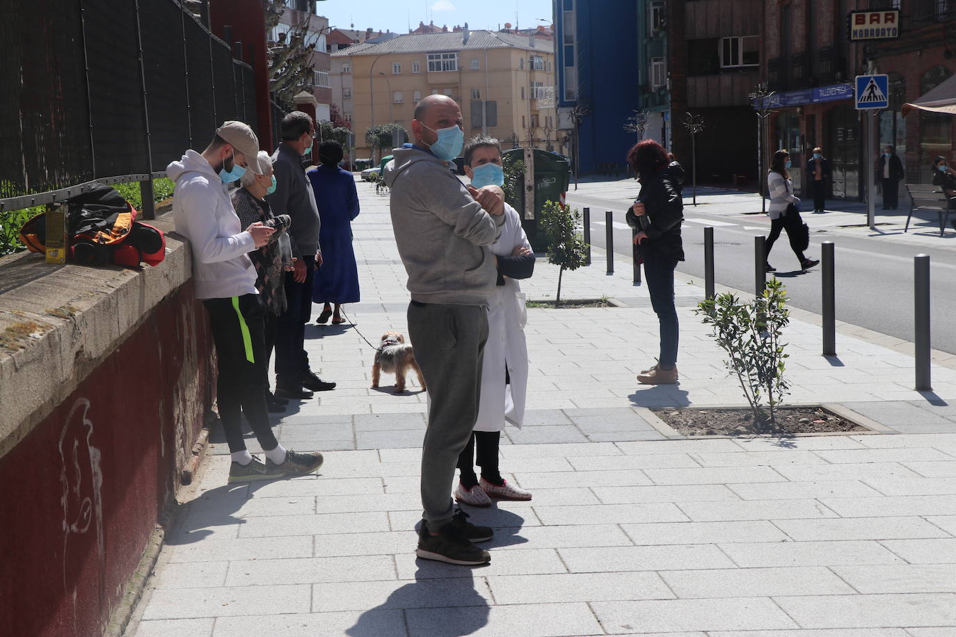 Efectivos del parque de bomberos de León intervienen en las labores de extinción de un incendio declarado en una vivienda situada en el tercer piso de un inmueble de cuatro alturas situado en el número 25 de la calle Astorga de la capital.