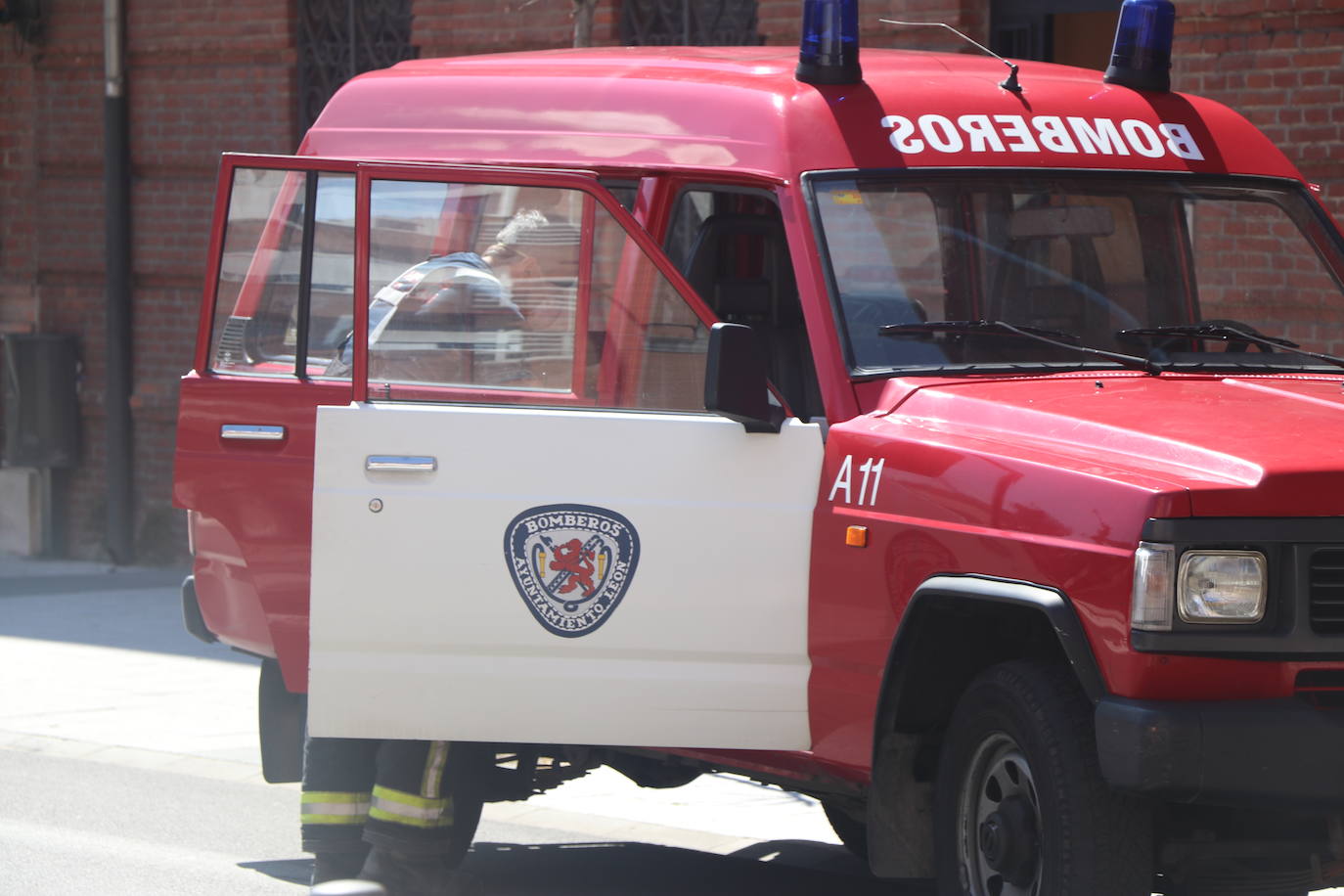 Efectivos del parque de bomberos de León intervienen en las labores de extinción de un incendio declarado en una vivienda situada en el tercer piso de un inmueble de cuatro alturas situado en el número 25 de la calle Astorga de la capital.