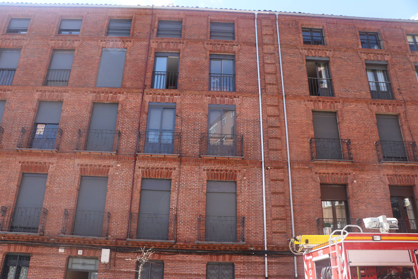 Efectivos del parque de bomberos de León intervienen en las labores de extinción de un incendio declarado en una vivienda situada en el tercer piso de un inmueble de cuatro alturas situado en el número 25 de la calle Astorga de la capital.