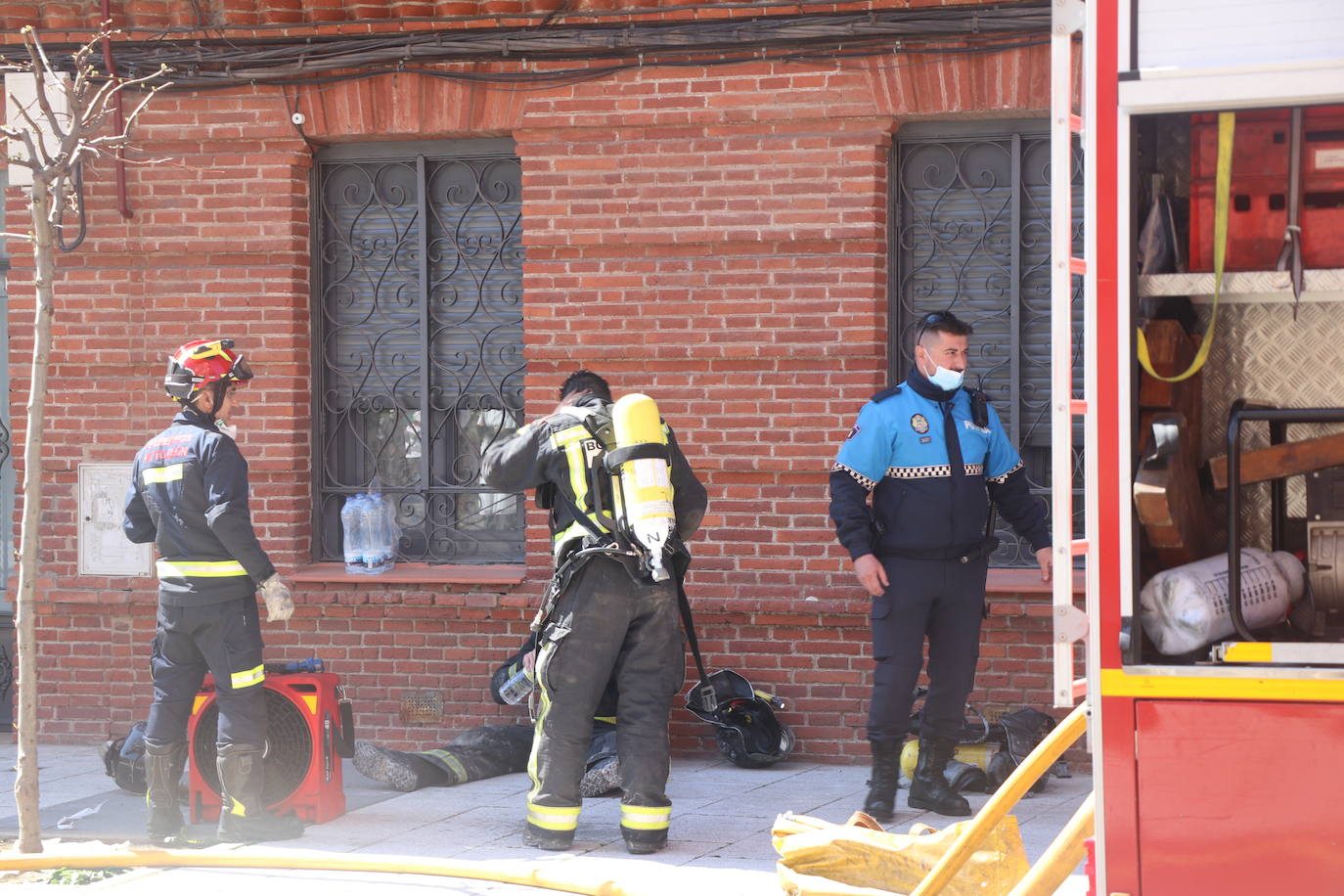 Efectivos del parque de bomberos de León intervienen en las labores de extinción de un incendio declarado en una vivienda situada en el tercer piso de un inmueble de cuatro alturas situado en el número 25 de la calle Astorga de la capital.