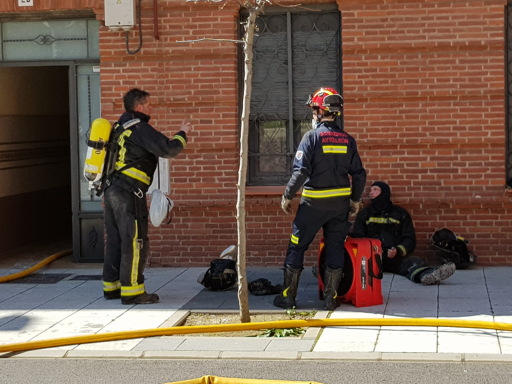 Efectivos del parque de bomberos de León intervienen en las labores de extinción de un incendio declarado en una vivienda situada en el tercer piso de un inmueble de cuatro alturas situado en el número 25 de la calle Astorga de la capital.