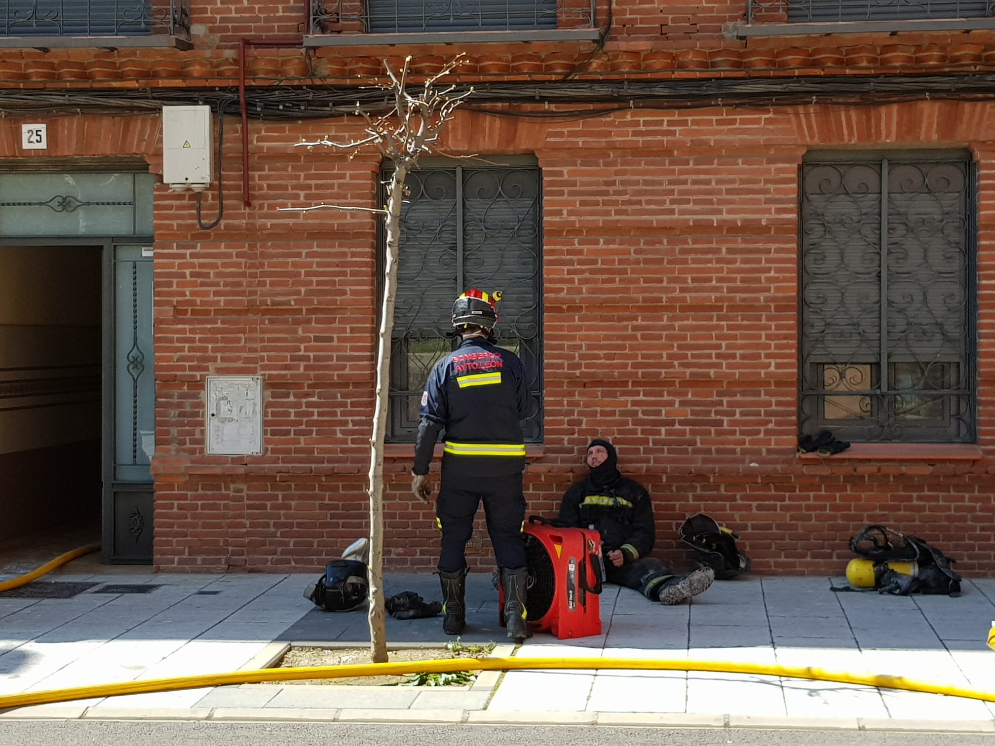 Efectivos del parque de bomberos de León intervienen en las labores de extinción de un incendio declarado en una vivienda situada en el tercer piso de un inmueble de cuatro alturas situado en el número 25 de la calle Astorga de la capital.
