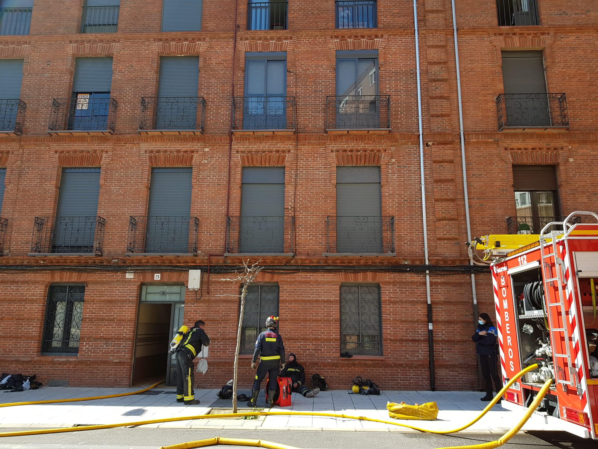 Efectivos del parque de bomberos de León intervienen en las labores de extinción de un incendio declarado en una vivienda situada en el tercer piso de un inmueble de cuatro alturas situado en el número 25 de la calle Astorga de la capital.