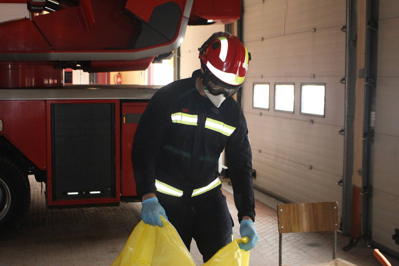 De día o de noche, con crisis sanitaria o sin ella, el Parque de Bomberos de León siempre está listo para intervenir.