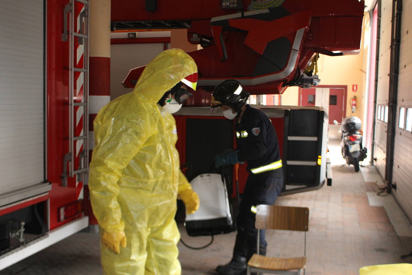 De día o de noche, con crisis sanitaria o sin ella, el Parque de Bomberos de León siempre está listo para intervenir.