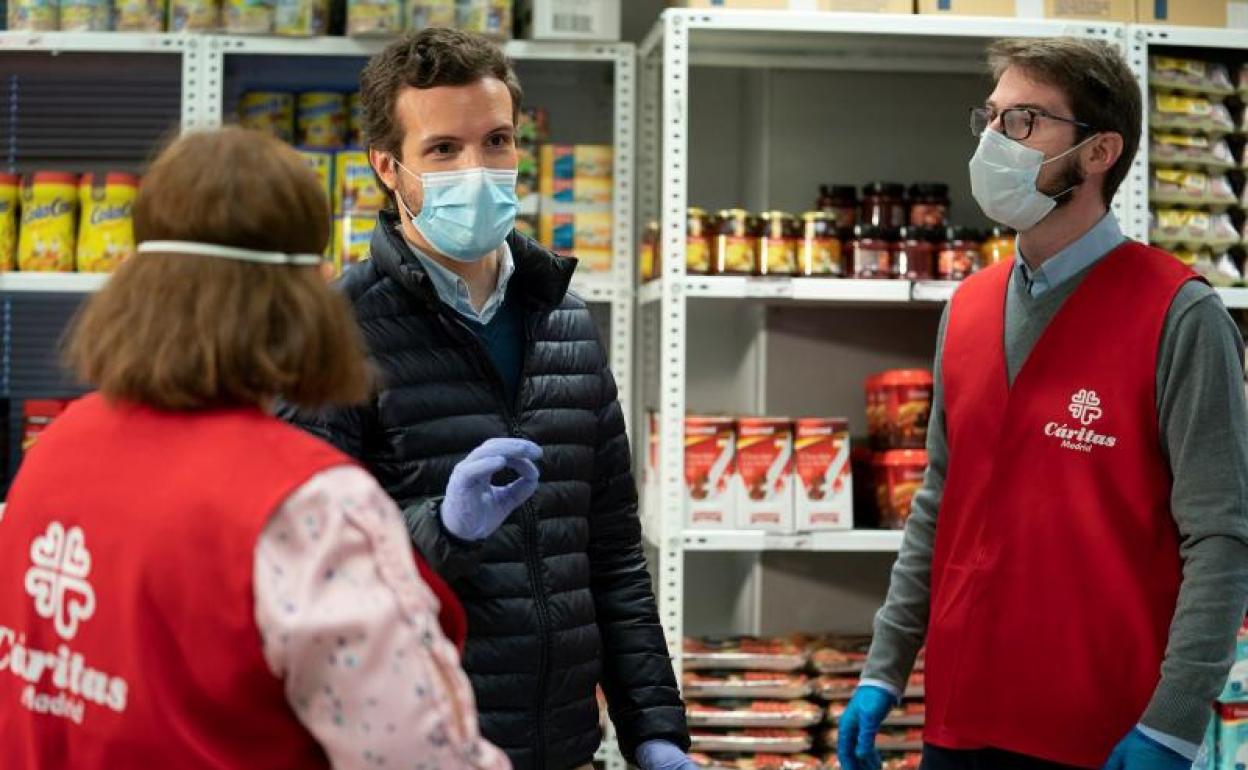 Pablo Casado, en su visita al economato de Cáritas en el distrito madrileño de Tetuán.