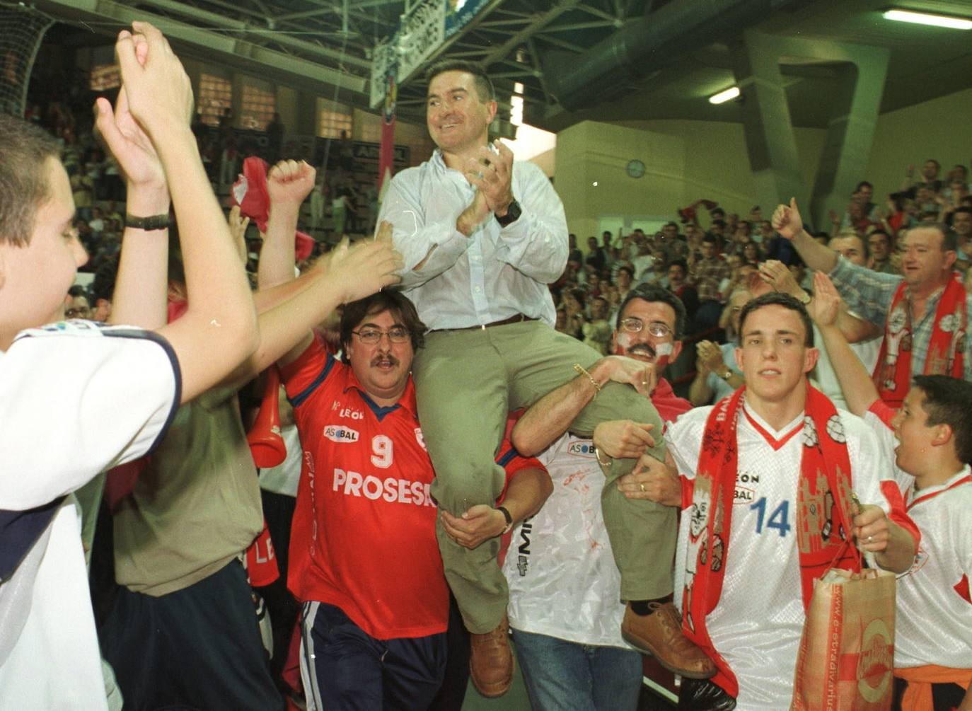 Manolo Cadenas sale a hombros tras ganar la Liga Asobal con el Ademar en 2001 en el Palacio de los Deportes de León.