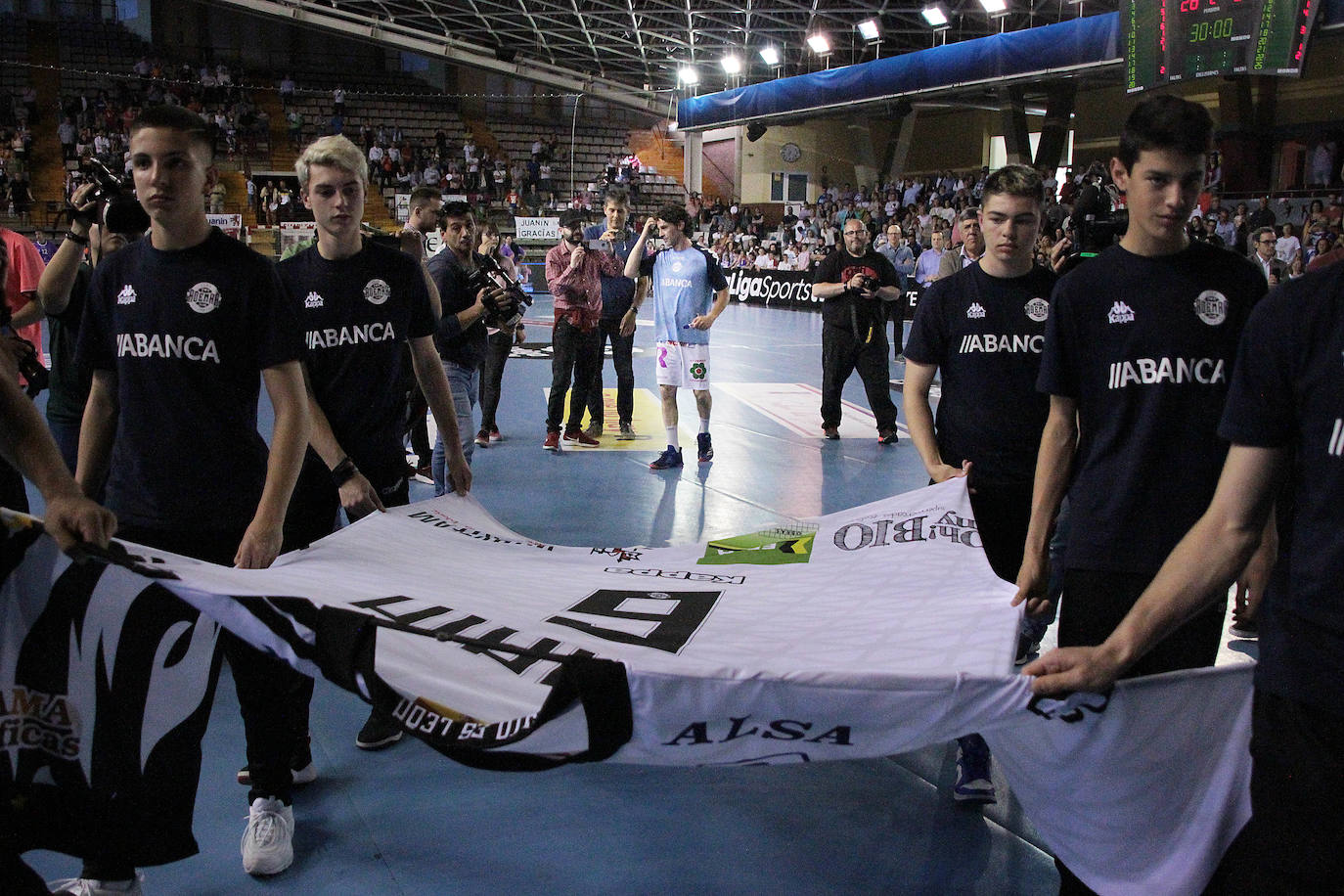 El Palacio de los Deportes de León cuelga la camiseta de Juanín García en el día de su retirada.