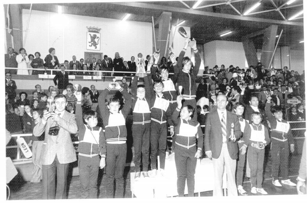 Entrega de trofeos de una competición de Escuelas Deportivas en el Palacio de los Deportes de León.