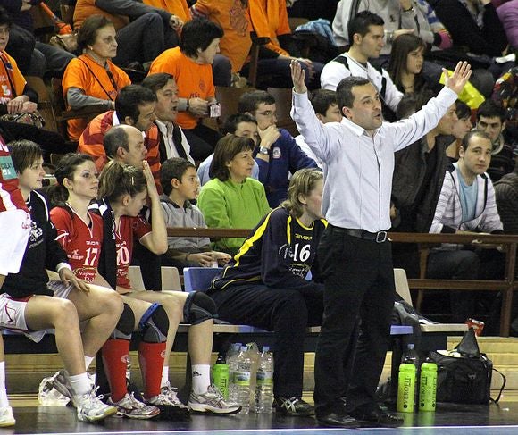 Diego Soto, entrenador del Cleba, durante la Copa de la Reina de balonmano de 2010 en el Palacio de los Deportes de León.