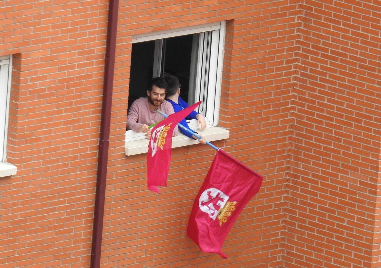 El eco de la cacerolada convocada por diferentes colectivos leonesistas llega a todos los puntos de la capital en una jornada con 'lluvia' de banderas de León que se extenderán aún más en la jornada de este jueves.