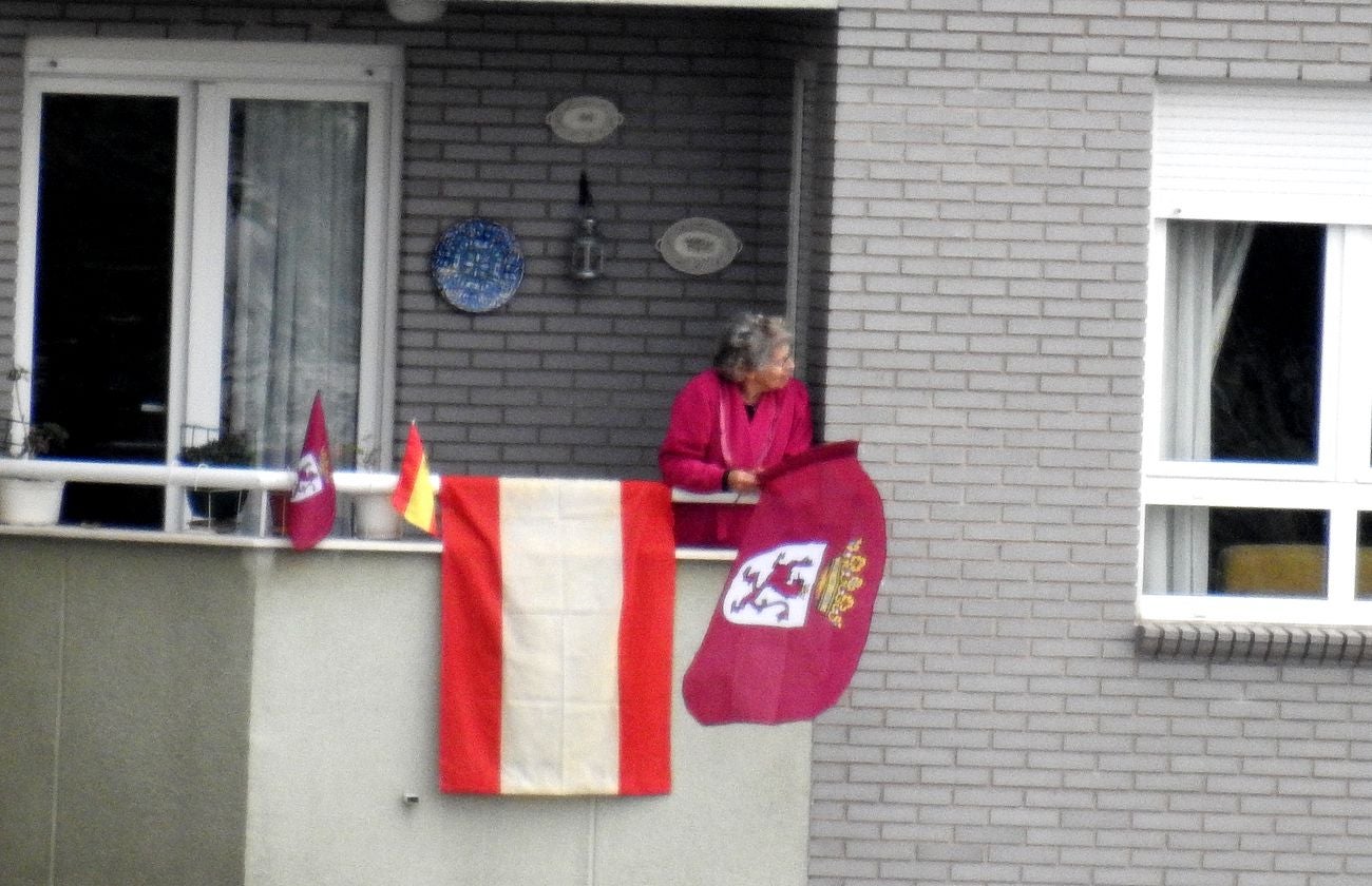 El eco de la cacerolada convocada por diferentes colectivos leonesistas llega a todos los puntos de la capital en una jornada con 'lluvia' de banderas de León que se extenderán aún más en la jornada de este jueves.