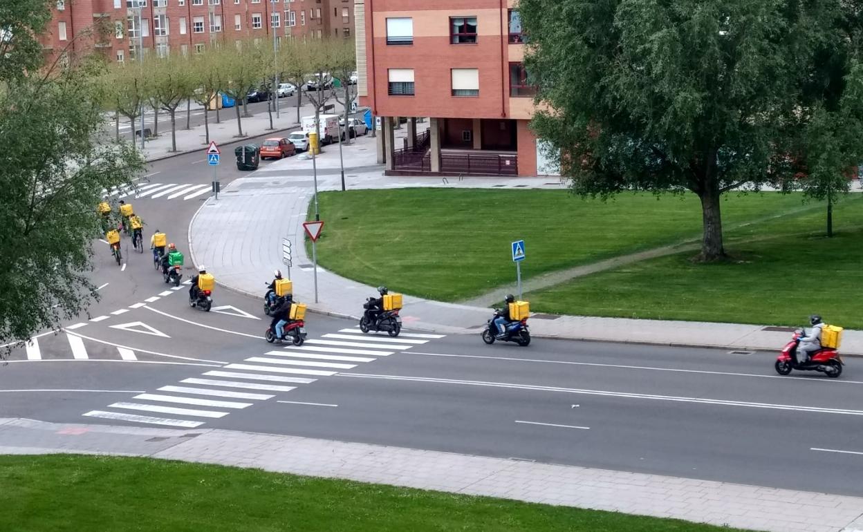 Los 'riders' de Glovo desfilan por Eras de Renueva. 