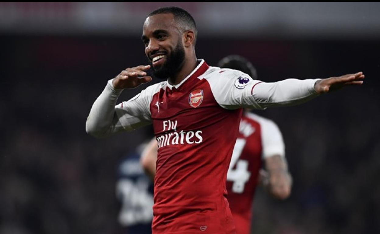 Alexandre Lacazette celebra un gol con el Arsenal. 