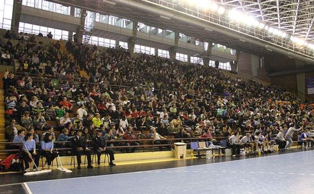 Imagen principal - Arriba: El Palaio, con 4.000 espectadores, logra el récord de asistencia nacional a un partido de balonmano femenino. Abajo: Instantes del duelo entre Cleba y Mar Alicante de la Copa de la Reina 2010 en León.