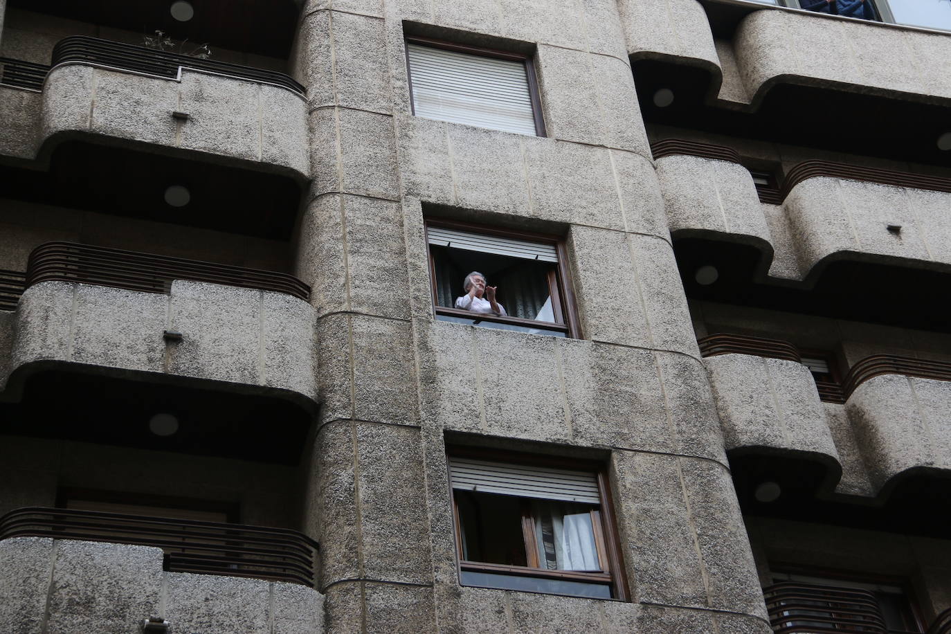 El paso del confinamiento no desanima a los leoneses a la hora clave de agradecer a los sanitarios que curan a la sociedad.