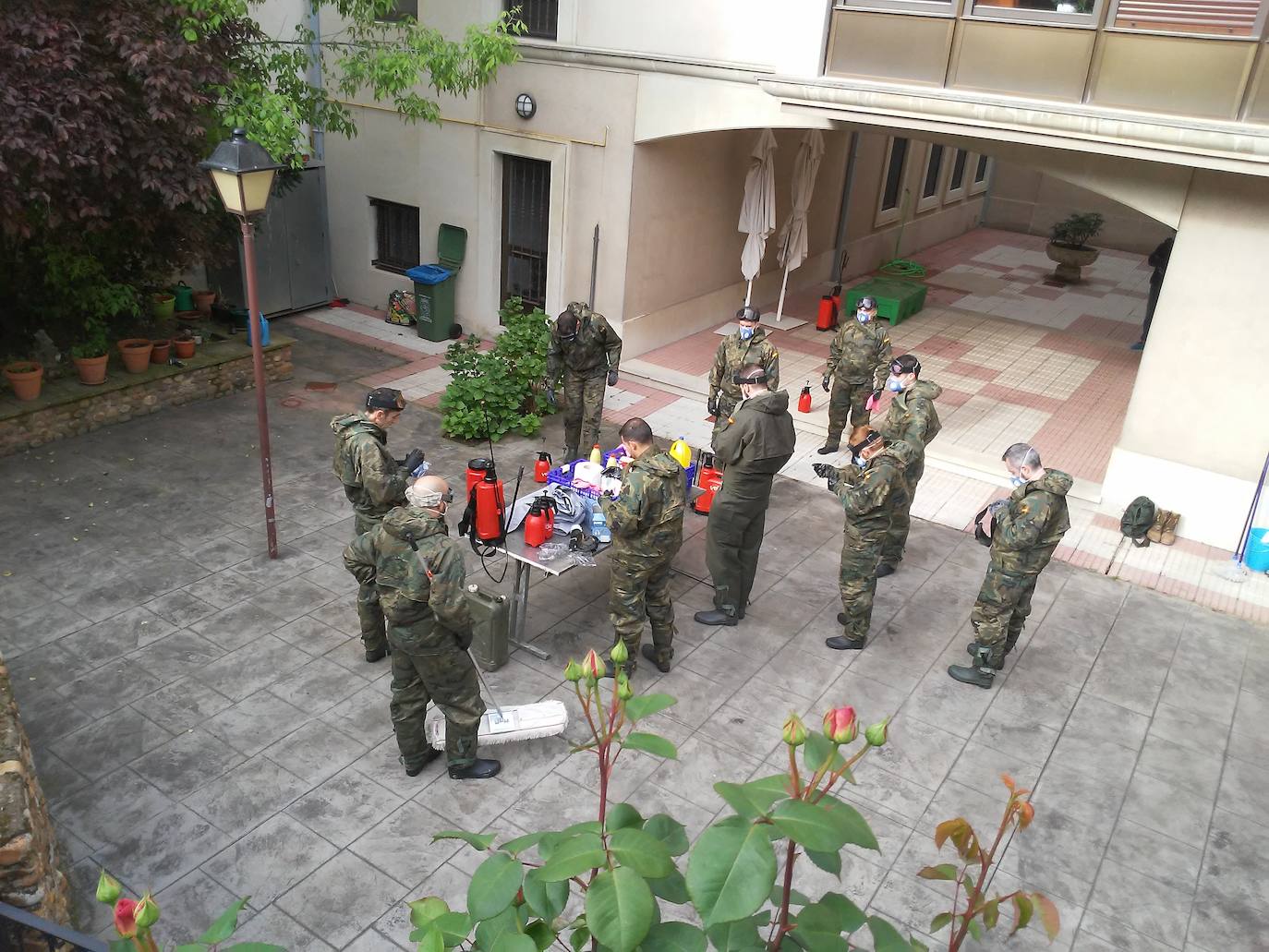 El Ejército de Tierra desinfecta dos residencias de religiosas en coordinación con el Ayuntamiento de León. En concreto, unidades del cuerpo han procedido a diferentes tareas en las residencias Comunidad Siervas San José, en Puente Castro, y Carmelitas Vedrunas.