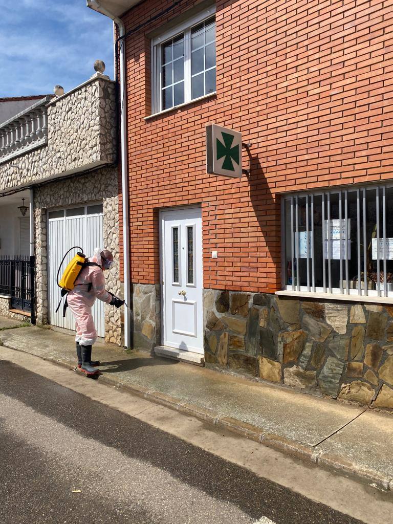 Desinfectan las calles de los pueblos.