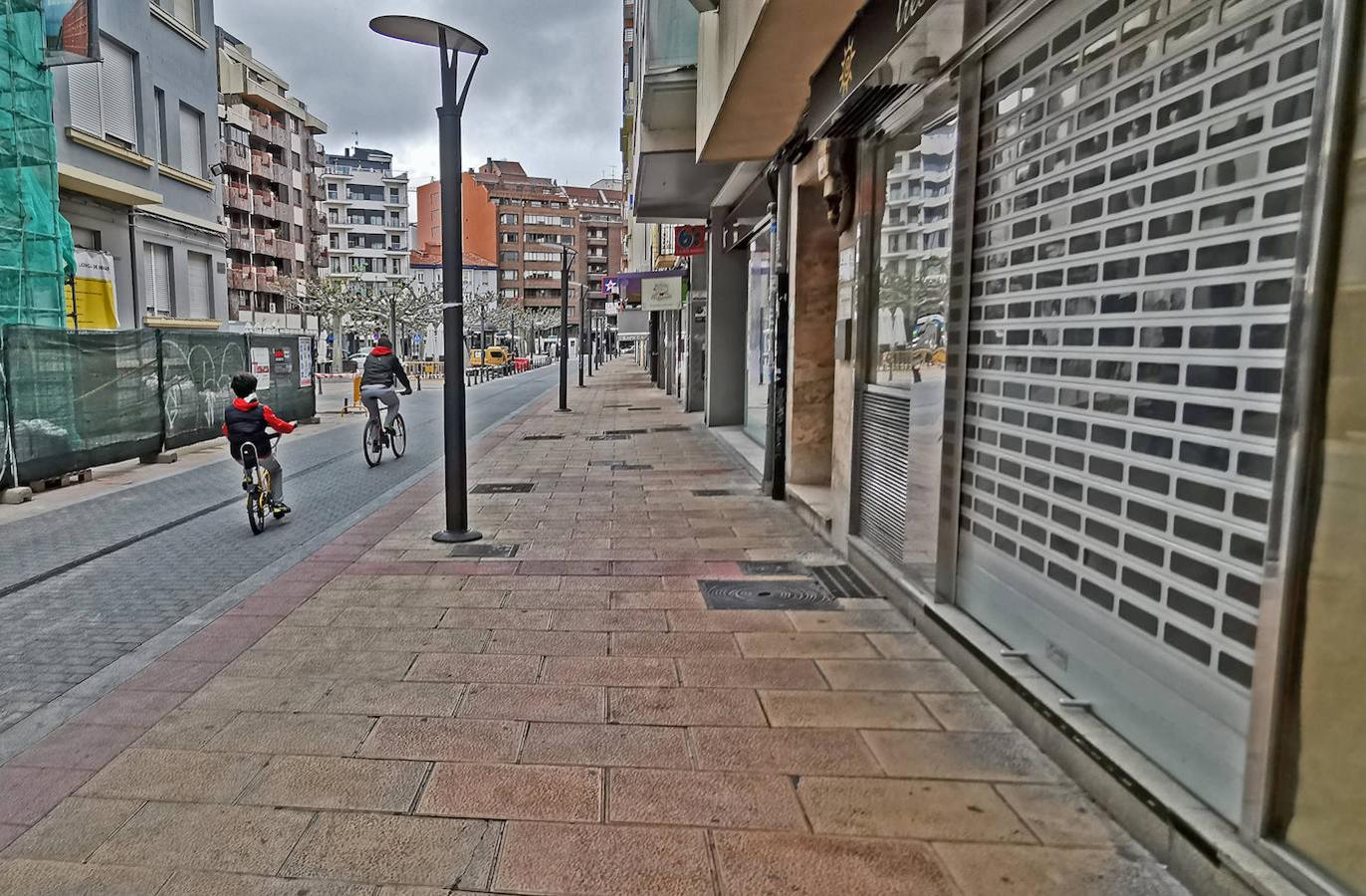 Con ánimo y entusiasmo por volver a pisar a sentirse un poco más libres, los niños se han dejado ver por la capital leonesa en este primer día en el que se autoriza su salida. La calle Ancha ha sido uno de los puntos más transitados.