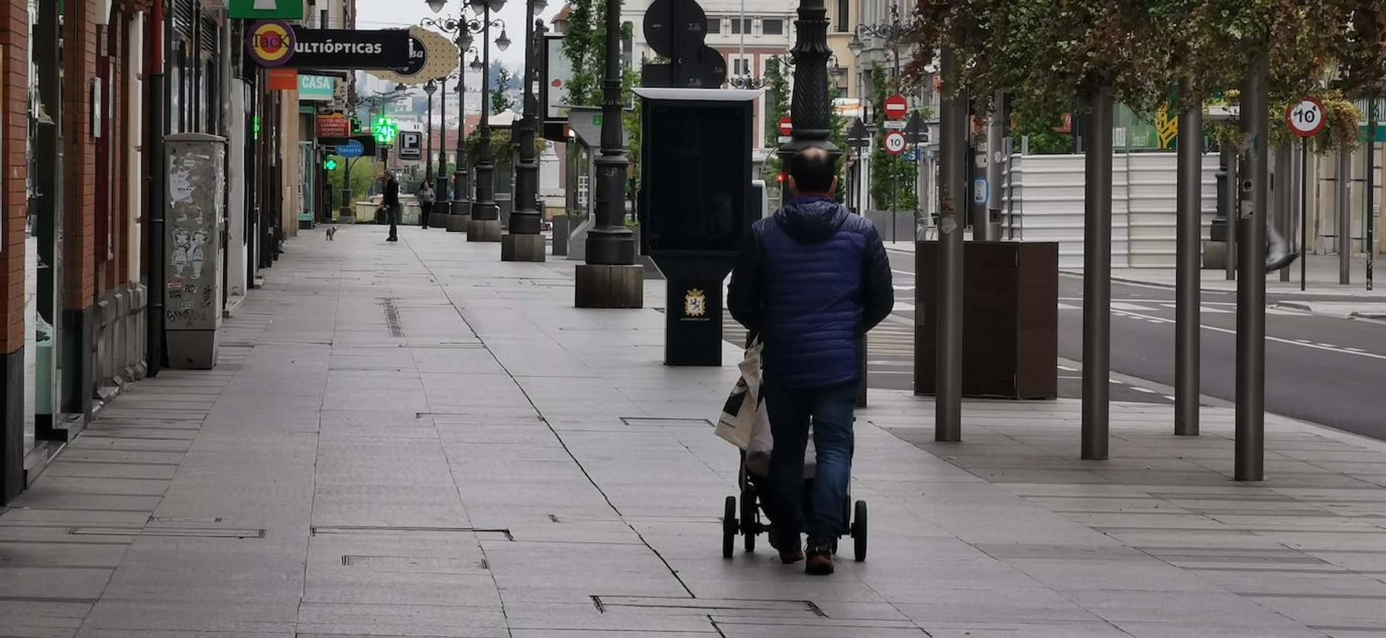 Con ánimo y entusiasmo por volver a pisar a sentirse un poco más libres, los niños se han dejado ver por la capital leonesa en este primer día en el que se autoriza su salida. La calle Ancha ha sido uno de los puntos más transitados.