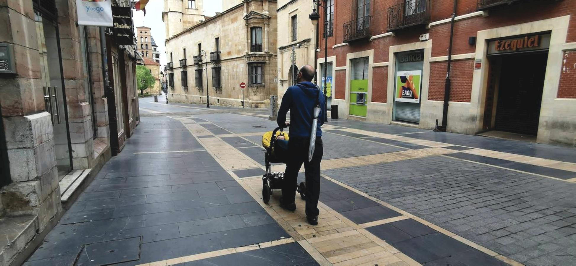 Con ánimo y entusiasmo por volver a pisar a sentirse un poco más libres, los niños se han dejado ver por la capital leonesa en este primer día en el que se autoriza su salida. La calle Ancha ha sido uno de los puntos más transitados.